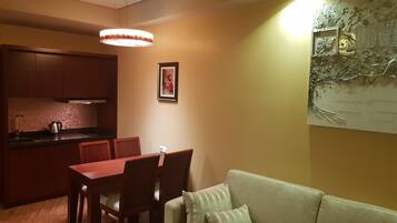 Luxury Apartment | 2 bilik tidur, langsir/tirai gelap terus, seterika/papan seterika