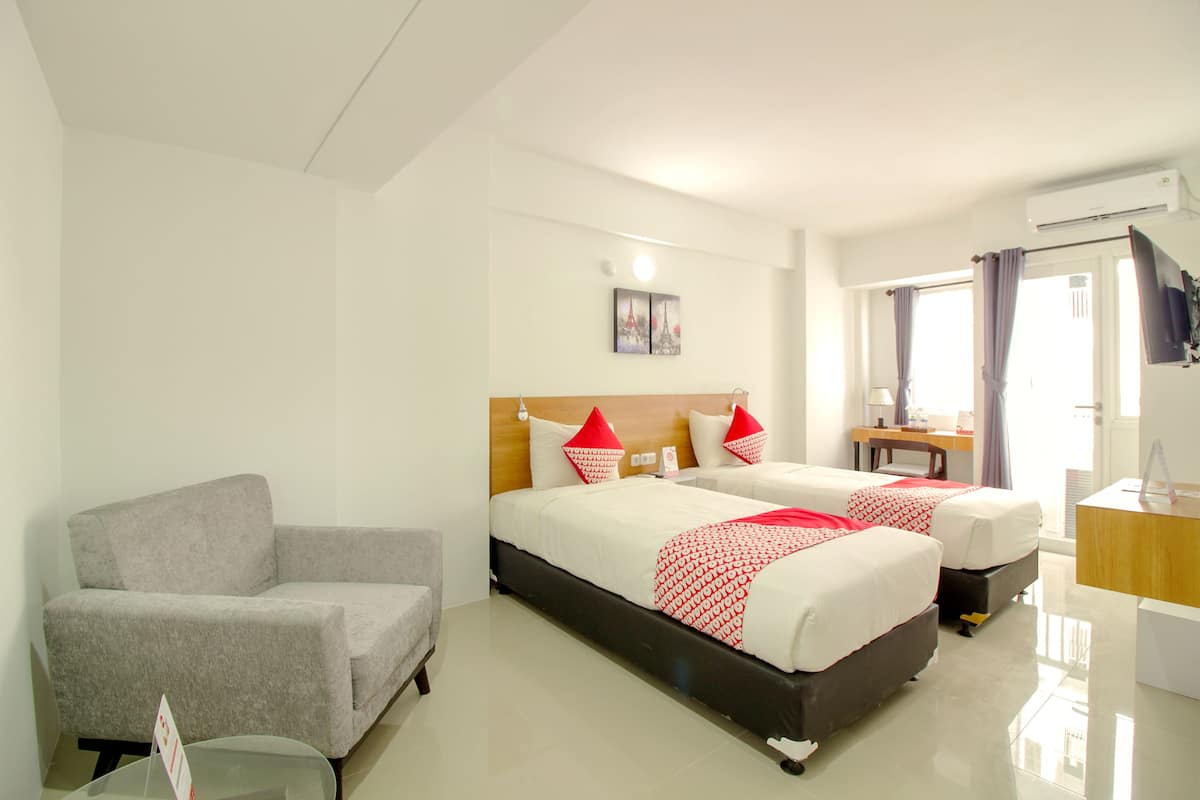 Escritorio, wifi gratis y ropa de cama