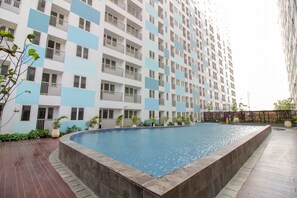 Outdoor pool - OYO Flagship 1260 Sentraland Karawang (Karawang)
