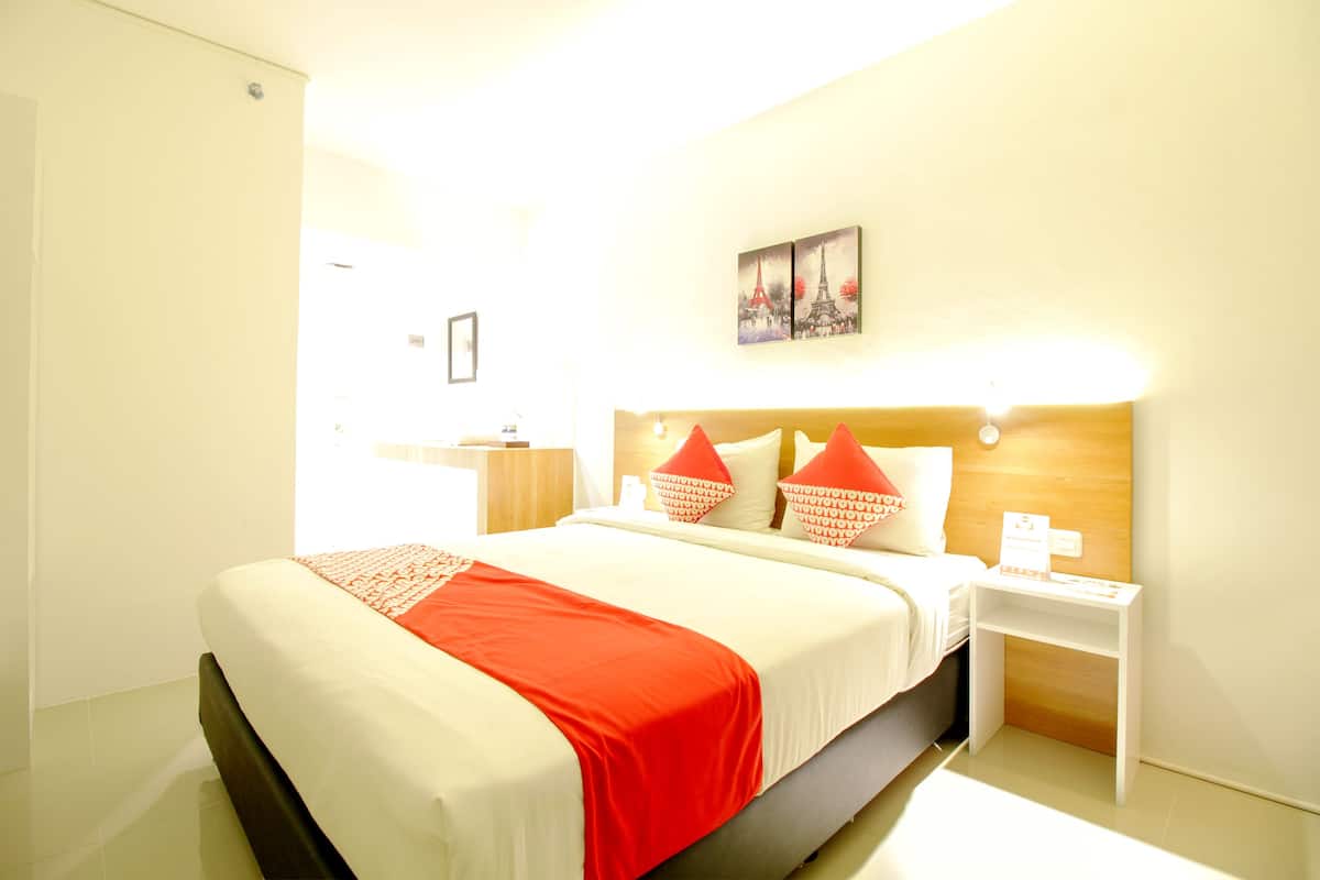 Escritorio, wifi gratis y ropa de cama