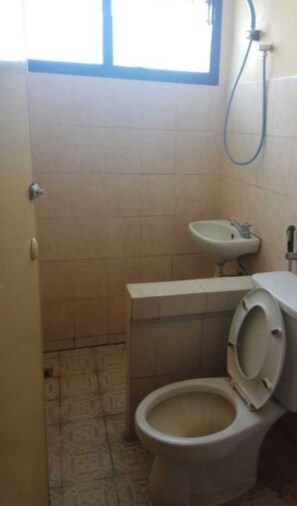 Shower, towels - Wisma Tuluy (Pematangsiantar)