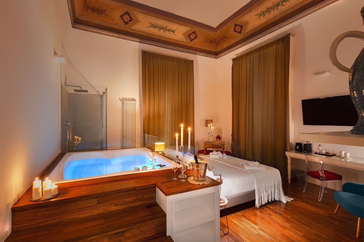 Luxe suite, bubbelbad | 1 slaapkamer, luxe beddengoed, donzen dekbedden, pillowtop-bedden