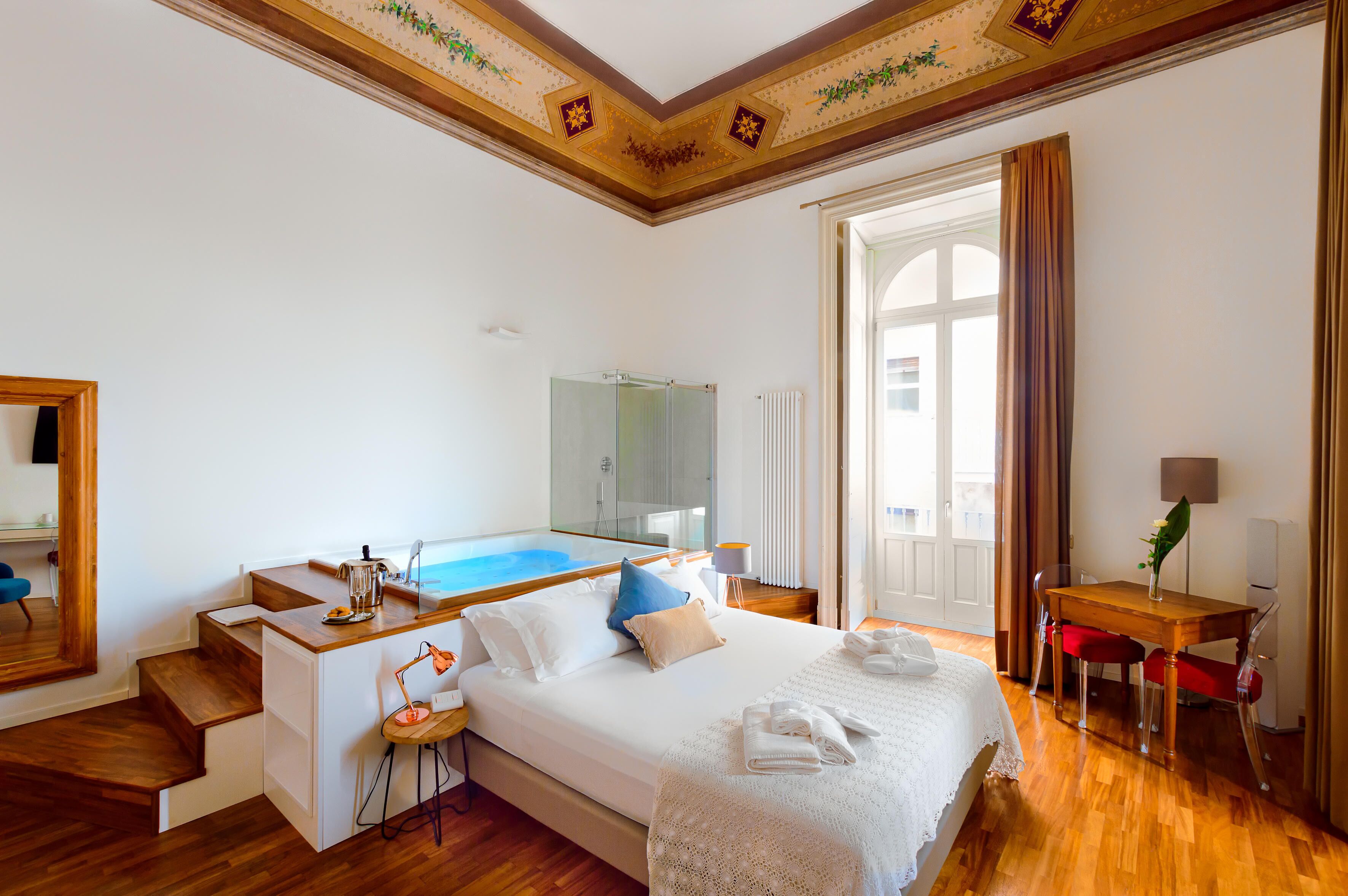 高档床上用品、羽绒被、加厚床垫、迷你吧