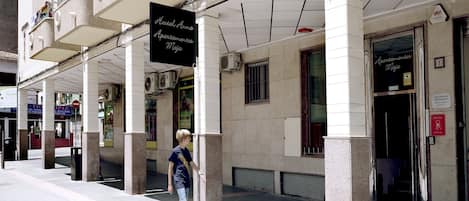 A building with a sign reading "Hostal Anna Apartamentos."