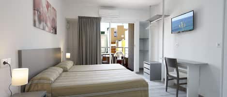 Minibar, blendingsgardiner, reiseseng for barn og wi-fi (inkludert)