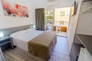 Minibar, blackout curtains, travel cot, free WiFi - Hostal Anna Benidorm (Benidorm)