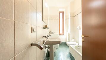 Apartment, 3 Schlafzimmer | Badezimmer | Duschwanne, kostenlose Toilettenartikel, Haartrockner, Bidet