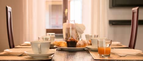 Appartement, 3 chambres | Cuisine privée | Réfrigérateur, micro-ondes, four, plaque de cuisson