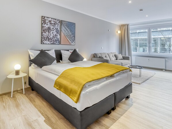 Suite with sofa bed & balcony | Individuell inredning, unika möbler, skrivbord och arbetsyta för laptop