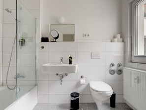 Suite XL with sofa bed | Badezimmer | Dusche, Handtücher, Seife, Shampoo