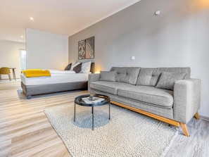 Suite with sofa bed & balcony | Individuell dekoriert, individuell eingerichtet, Schreibtisch