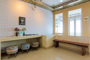 Lobby sitting area - Yani Homestay (Padang)