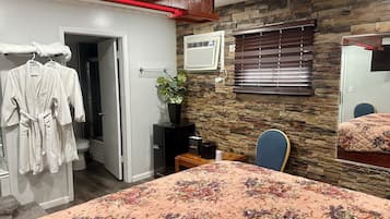 Room, 1 King Bed, Non Smoking, Jetted Tub