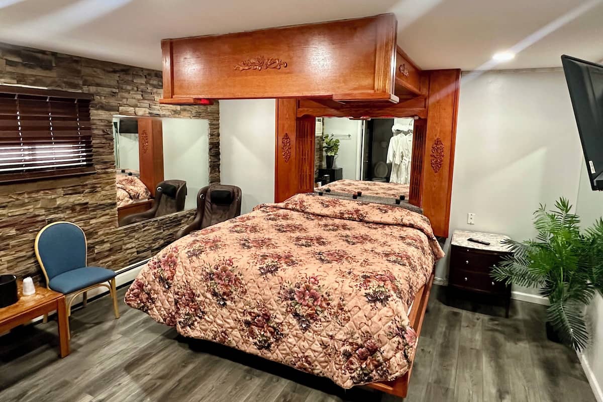 Room, 1 King Bed, Non Smoking, Jetted Tub | Egyptian cotton sheets, premium bedding, desk, blackout drapes