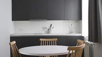 Refrigerador, microondas, placa de cocina, lavavajillas