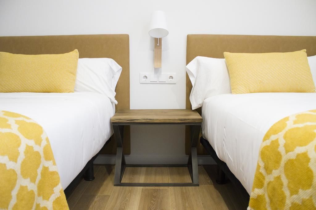 2 عدّة غرف نوم وتجهيزات عازلة للصوت ومكواة/لوح كي