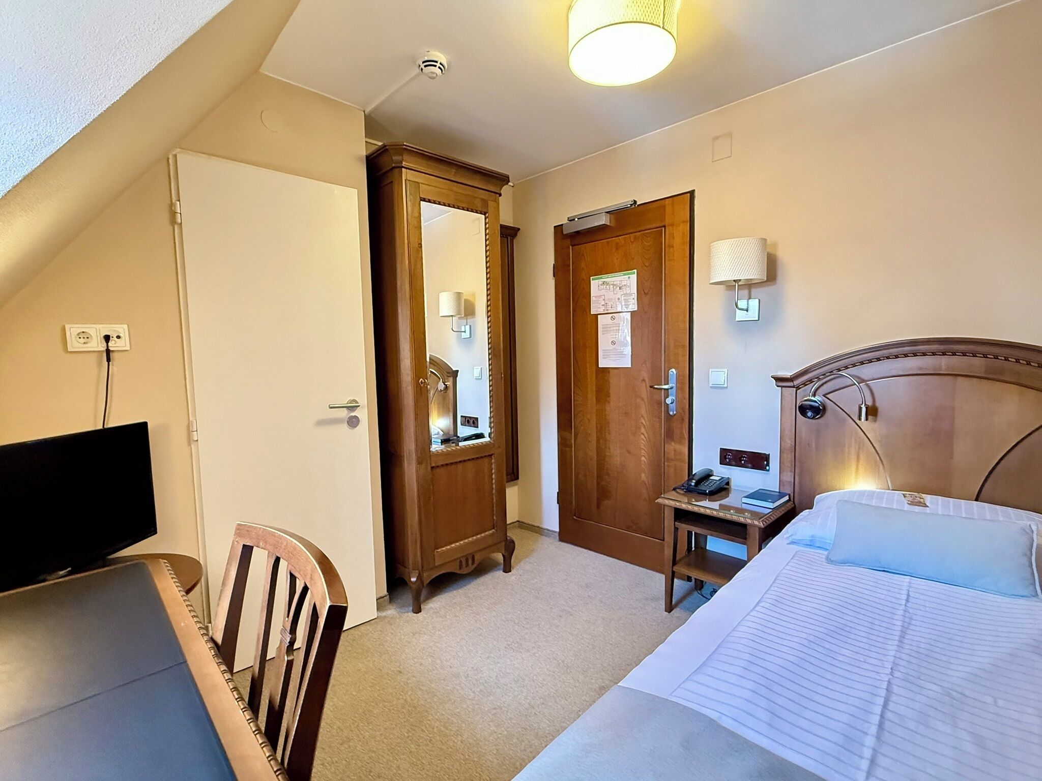 Hypo-allergenic bedding, minibar, desk, laptop workspace