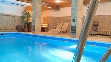 Inomhuspool och solstolar