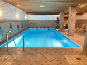 Piscina interna, espreguiçadeiras