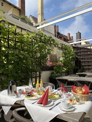 Desayuno buffet (EUR 15.00 por persona)