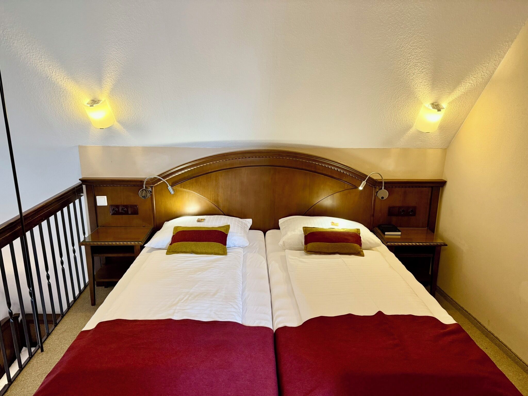 Hypo-allergenic bedding, minibar, desk, laptop workspace