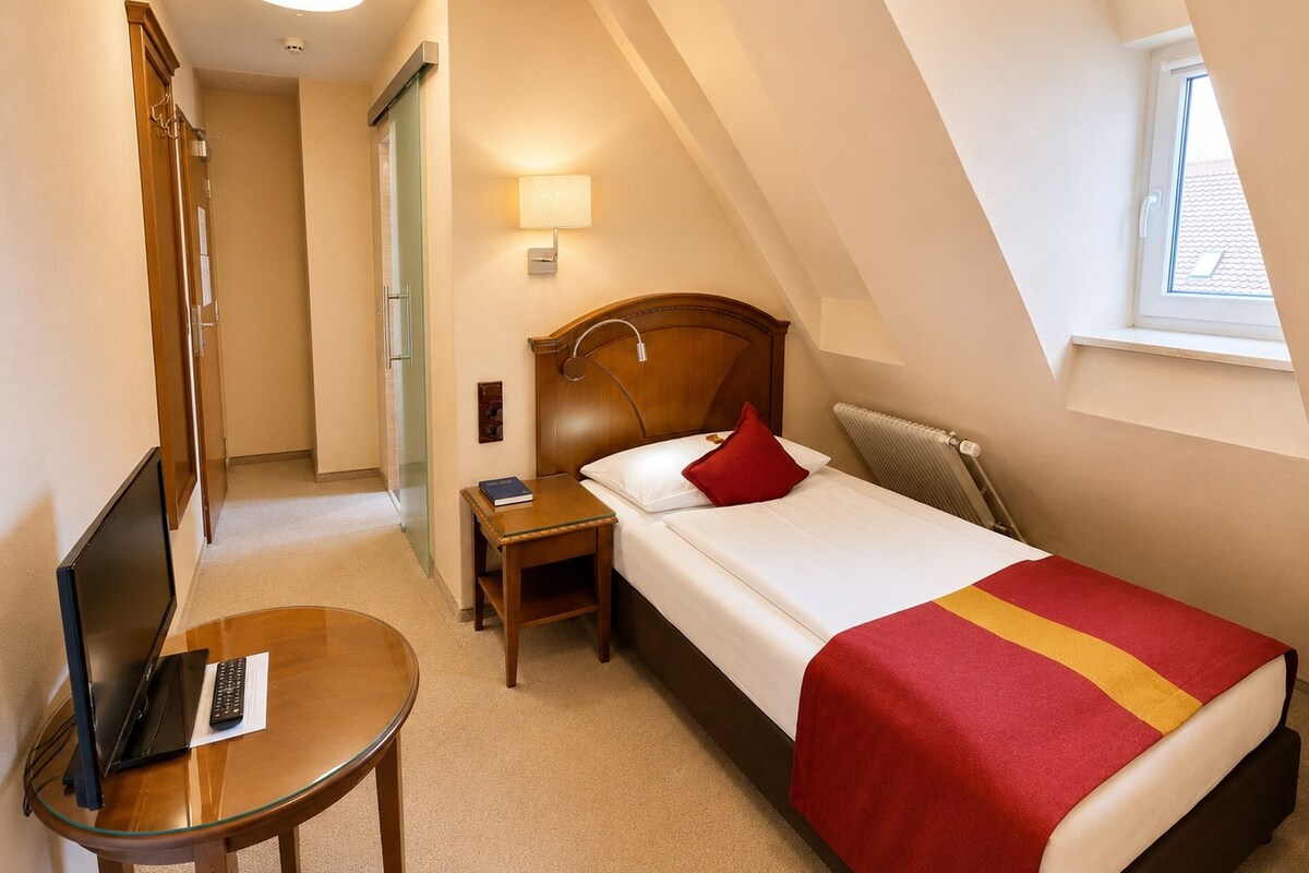 Basic Single Room | Hypo-allergenic bedding available, minibar, desk, laptop workspace