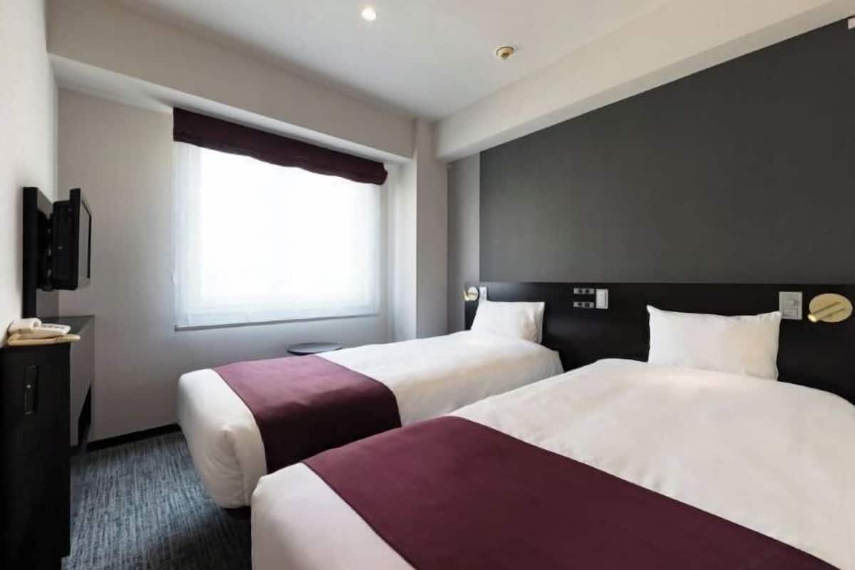 Caja de seguridad en la habitación y tabla de planchar con plancha