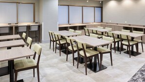A conference room with multiple tables and chairs, equipped with built-in screens and lighting. - Hotel Villa Fontaine Tokyo - Nihombashi Mitsukoshimae (Tokyo)
