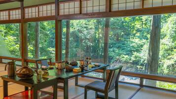 Free daily cooked-to-order breakfast