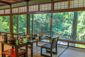 Free daily cooked-to-order breakfast 