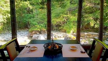 Free daily cooked-to-order breakfast