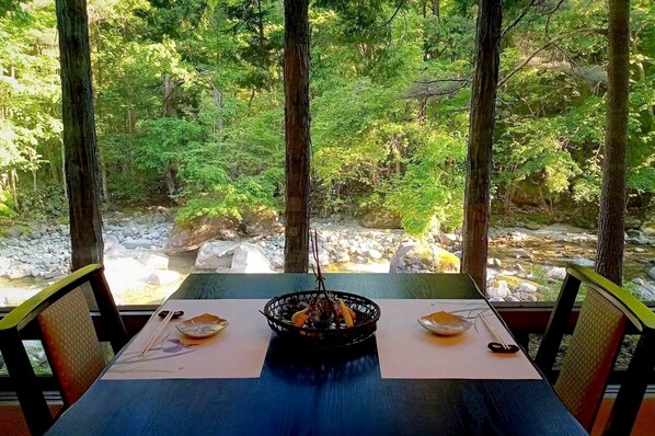 Déjeuner préparé sur commande gratuit tous les jours