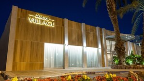 Un edificio con un cartello che recita 'Astral Village' di notte.