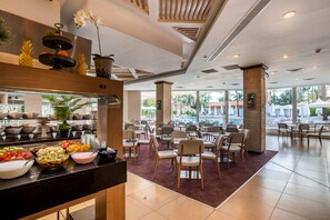 Phục vụ bữa sáng và bữa tối