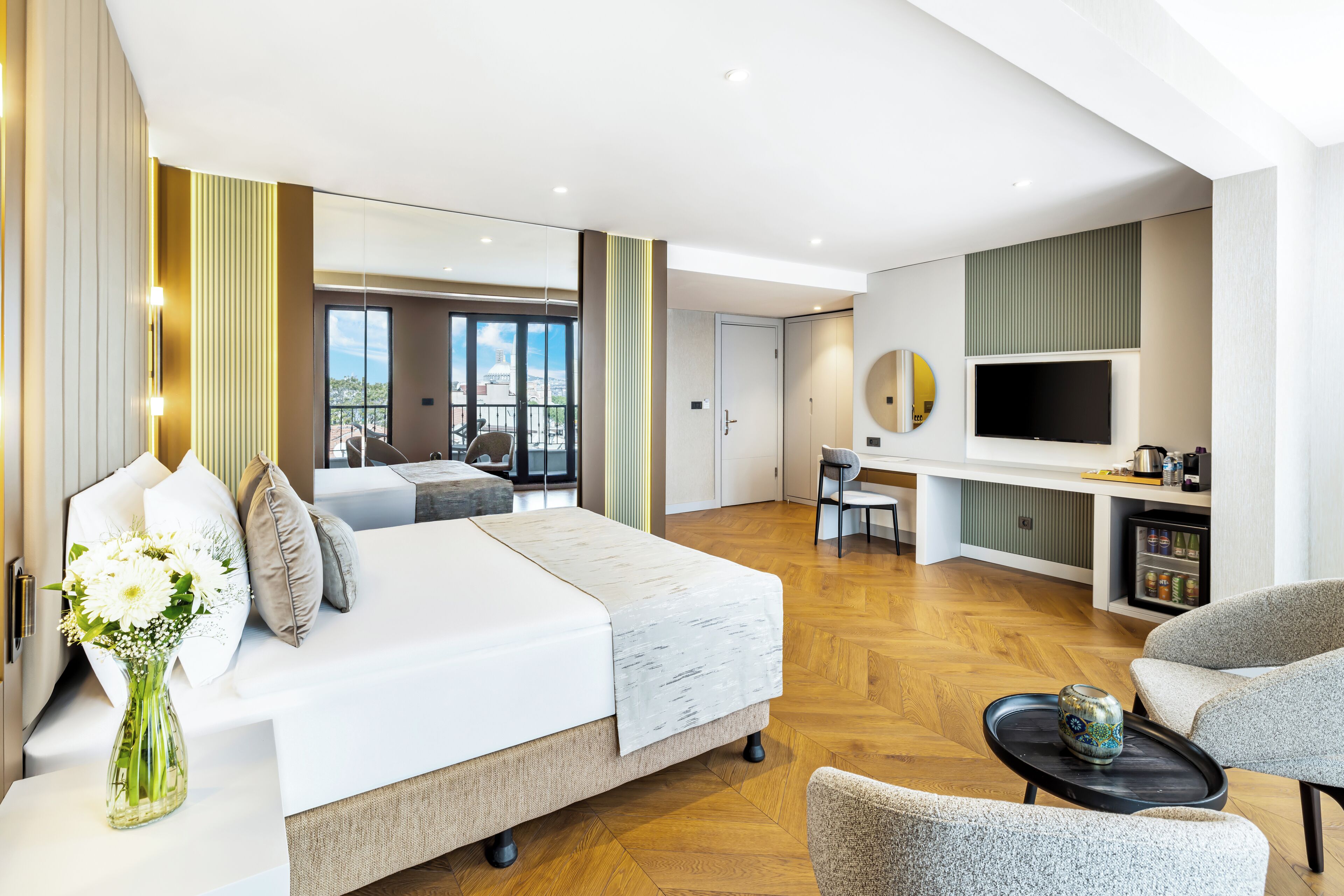 deluxe suite, terrace | 1 bedroom, premium bedding, free minibar items, in-room safe