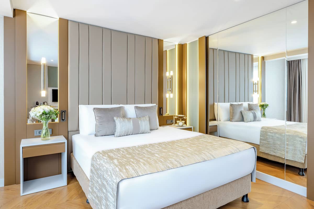 1 bedroom, premium bedding, free minibar items, in-room safe