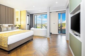 Suite exclusiva, tina | Ropa de cama de alta calidad y artículos del minibar gratis