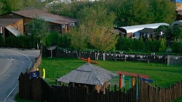 Tempat bermain anak - outdoor