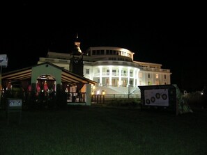 Front of property – evening/night - Senator's Park Hotel (Pidhirtsi)