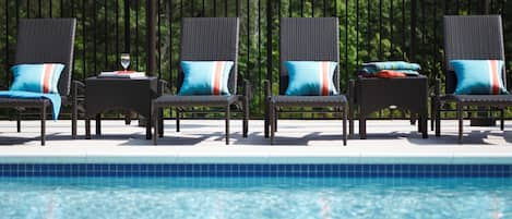 Una piscina al aire libre de temporada