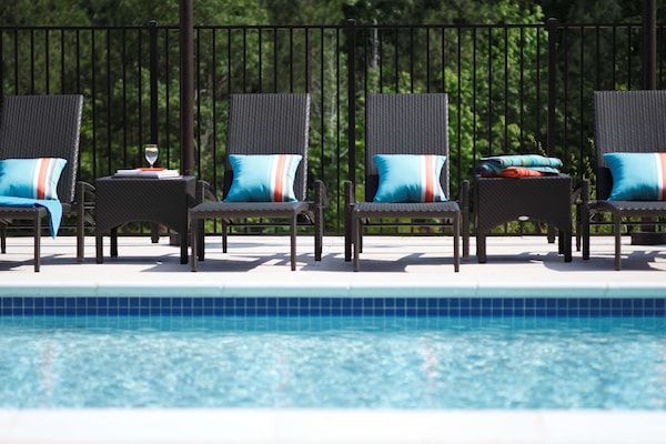 Kolam renang terbuka bermusim