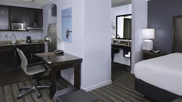 Luxe beddengoed, pillowtop-bedden, een bureau, verduisterende gordijnen