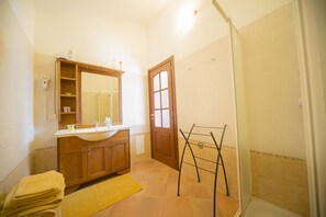 Apartamento família, 2 quartos, cozinha | Banheiro | Chuveiro, produtos de toalete grátis, secador de cabelo, bidê