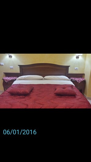 Biancheria da letto di alta qualità, una scrivania, insonorizzazione