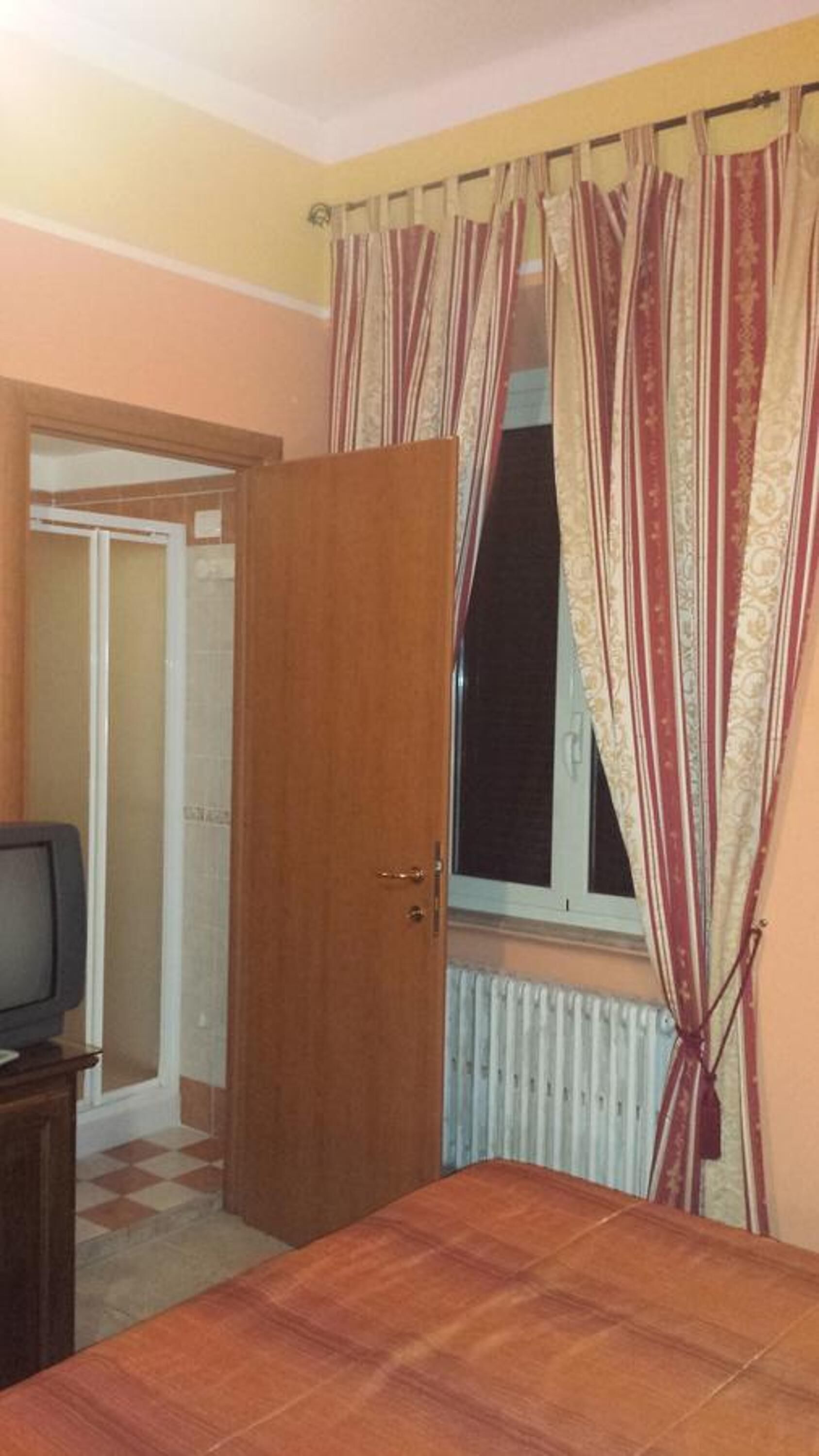 Premium bedding, desk, soundproofing, free WiFi