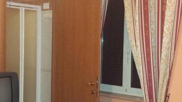 Biancheria da letto di alta qualità, una scrivania, insonorizzazione