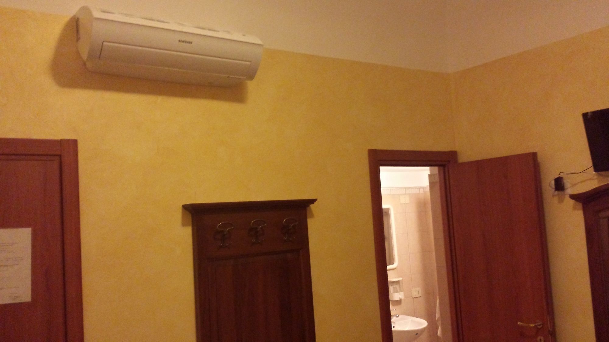 Sèche-cheveux, serviettes fournies