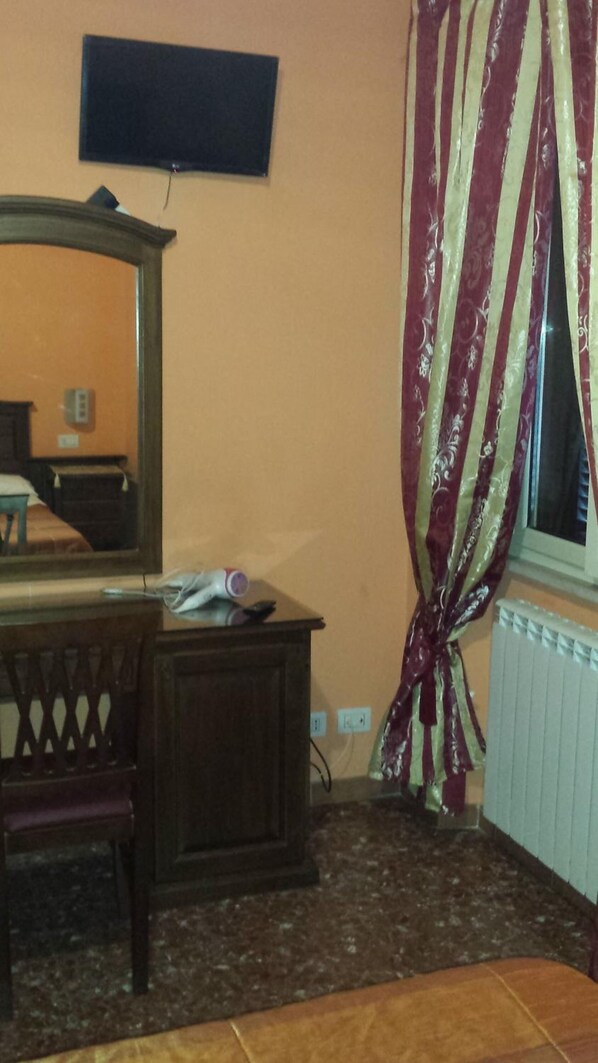 Premium bedding, desk, soundproofing, free WiFi