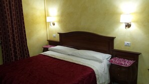 Premium bedding, desk, soundproofing, free WiFi - Pitagora (Rome)