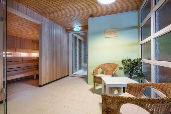 Un intérieur en bois avec un banc, une table et des chaises en osier.